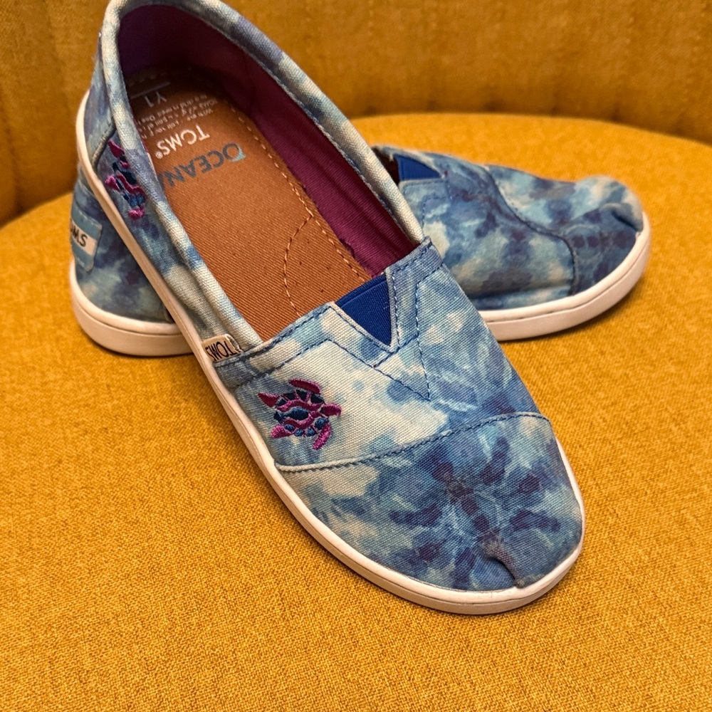 Toms Blue Tie-Dye Canvas Slip-Ons with Pink Turtle Embroidery